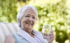 养老院分享老人健康饮水的方法